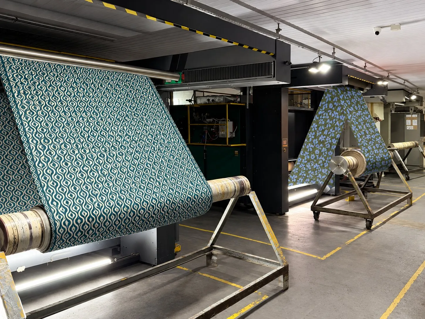 Tecidos estampados saindo da máquina na estamparia